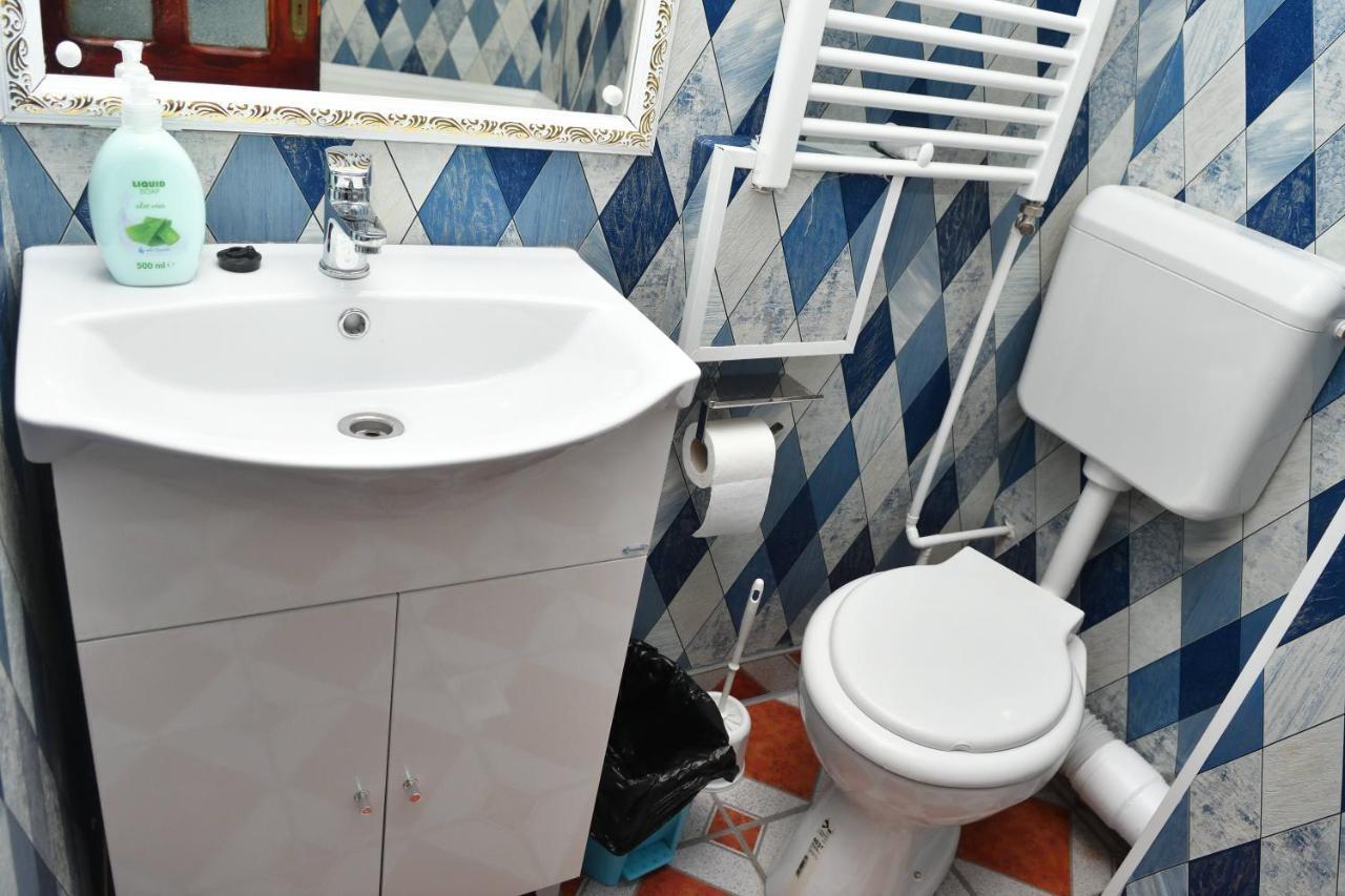 Casa Simescu I Vandrarhem Caransebeş Exteriör bild