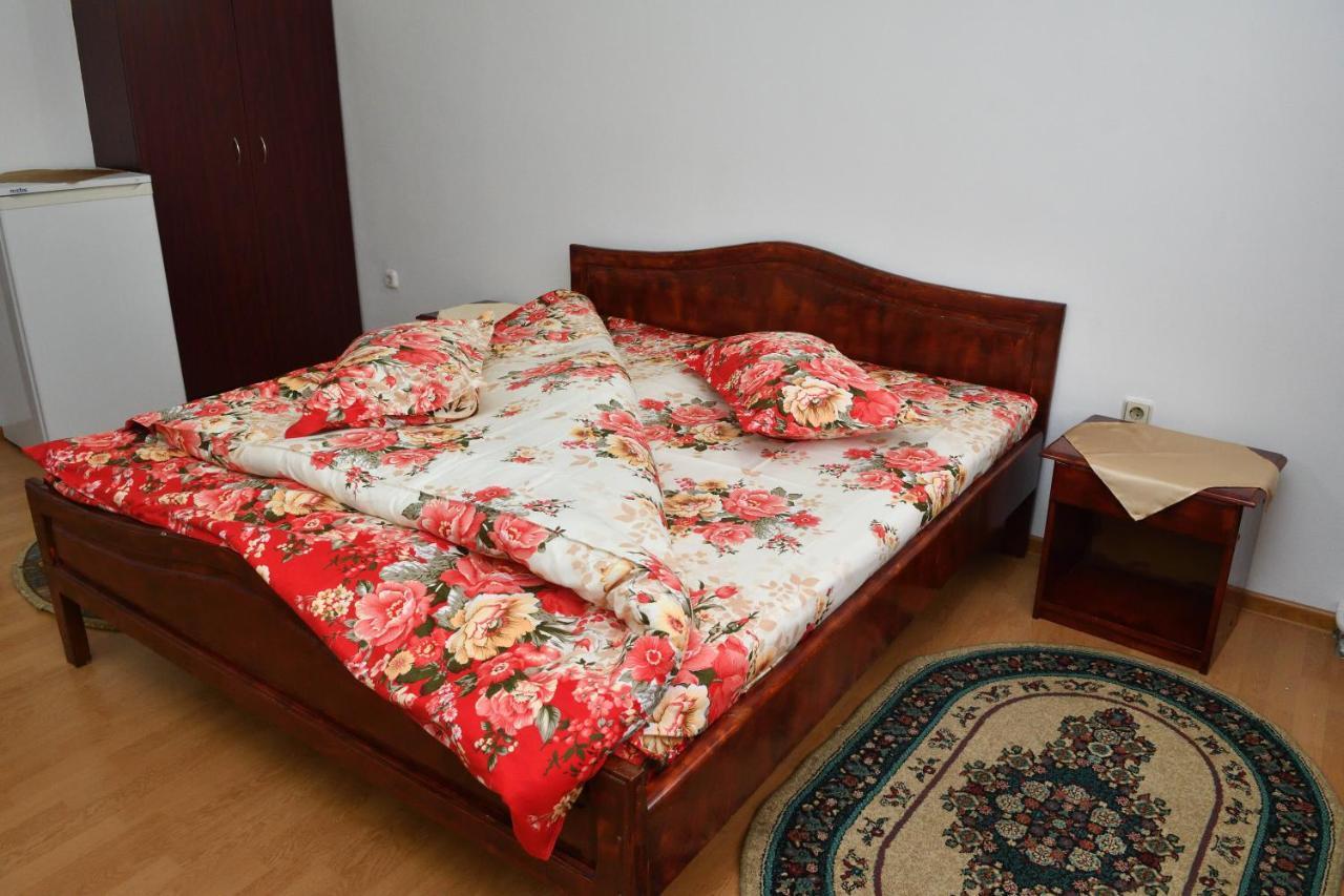 Casa Simescu I Vandrarhem Caransebeş Exteriör bild