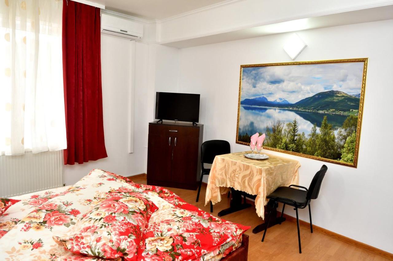 Casa Simescu I Vandrarhem Caransebeş Exteriör bild