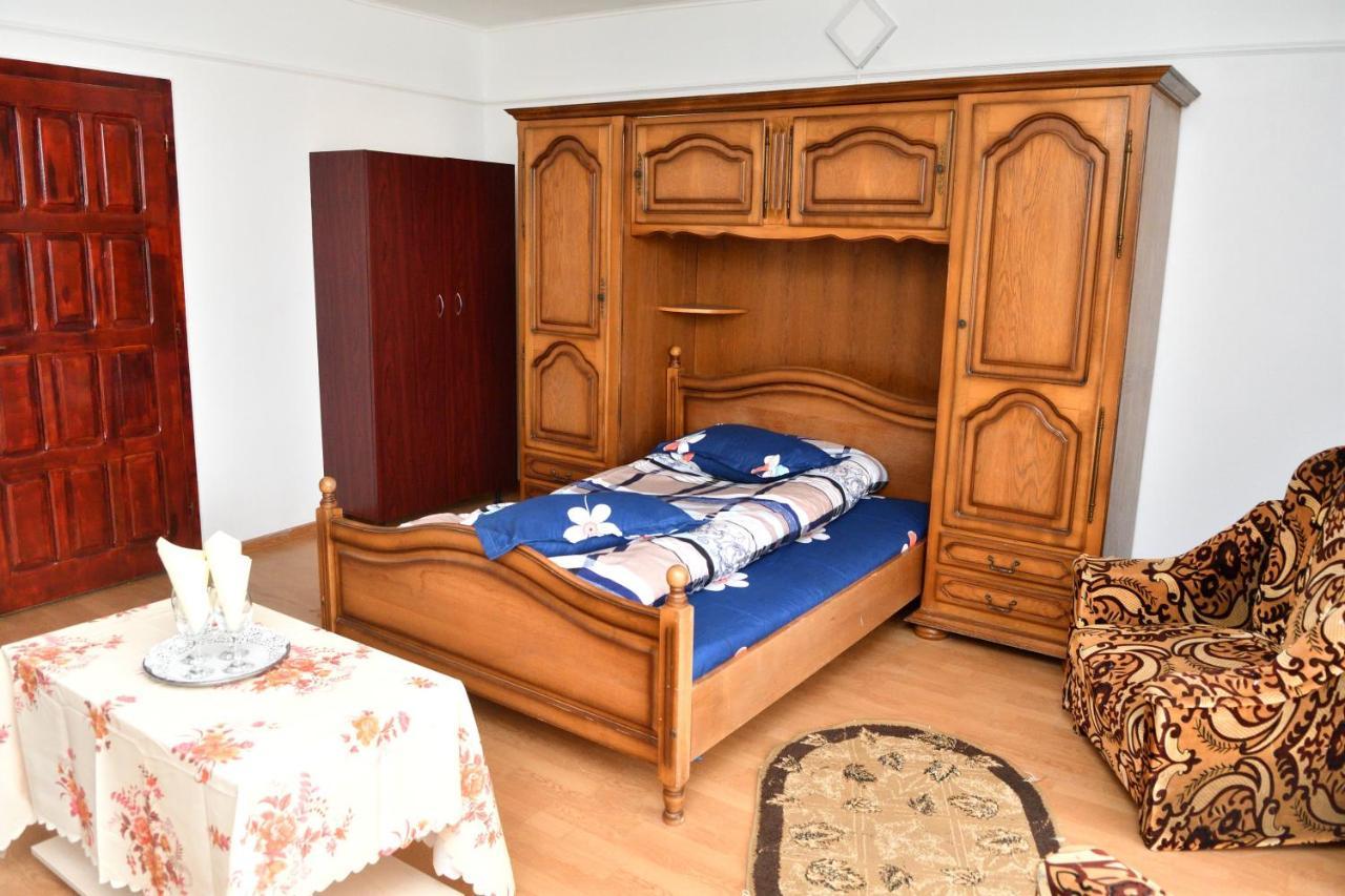 Casa Simescu I Vandrarhem Caransebeş Exteriör bild