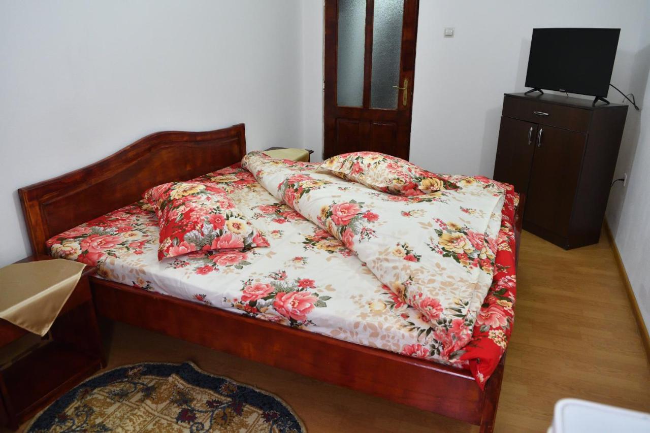 Casa Simescu I Vandrarhem Caransebeş Exteriör bild
