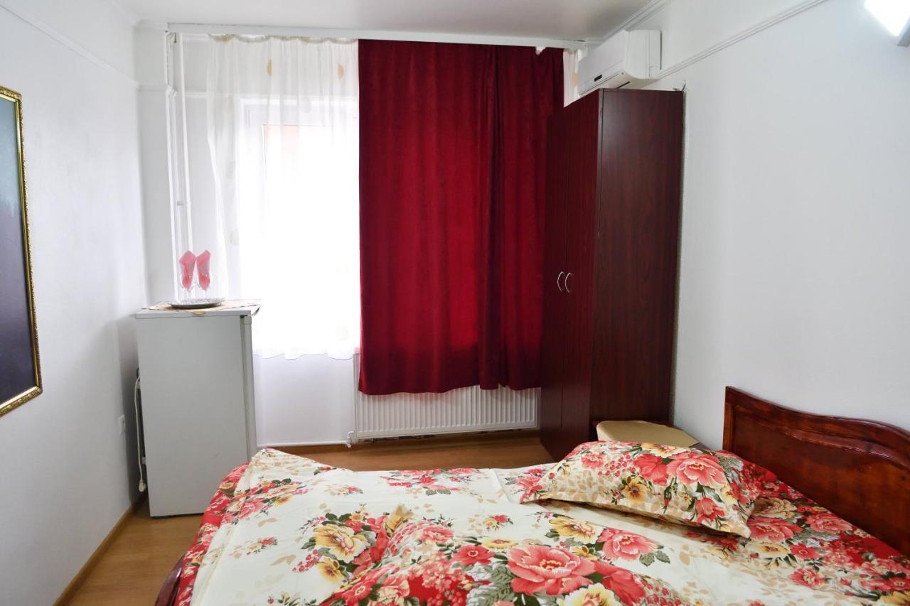 Casa Simescu I Vandrarhem Caransebeş Exteriör bild